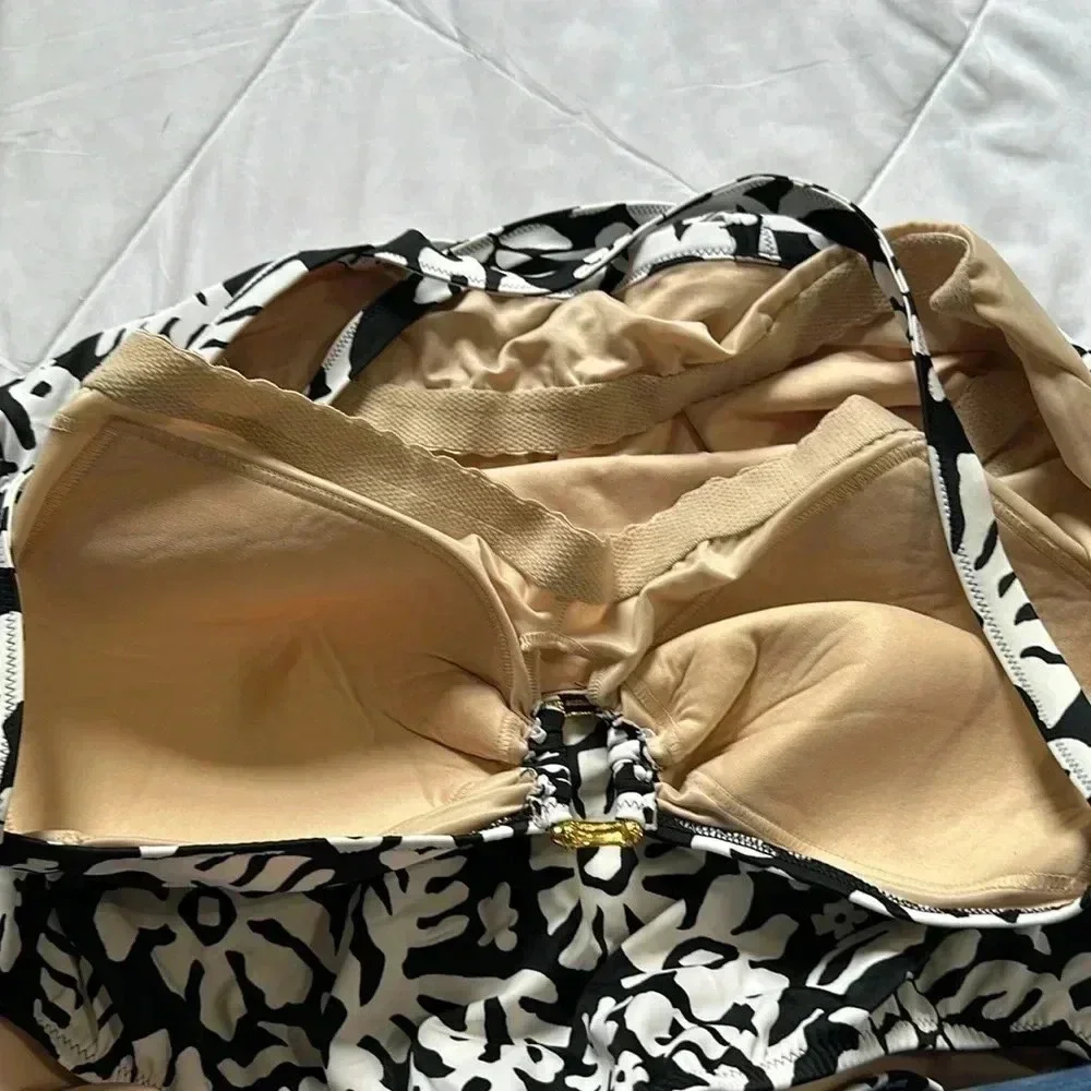 Lands Wnd black and white floral one piece swimsuit gold accent size 26w